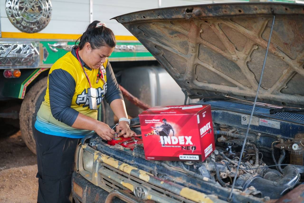 ทีมช่าง HL Battery ตรวจเช็คแบตเตอรี่ในห้องเครื่อง